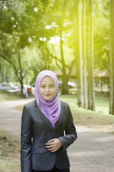 Jóvenes Mujeres Profesionales Traje Sobre Parque Urbano Background Sunlight Efecto —  Fotos de Stock