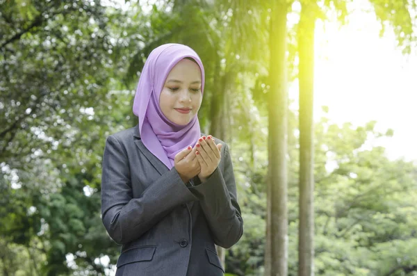 Νεαρές Γυναίκες Επαγγελματικό Κοστούμι Απαγγέλλει Προσευχή Πέρα Από Υπόβαθρο Του — Φωτογραφία Αρχείου