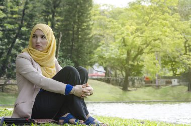 Stres ve anksiyete suratla oturan Üniversitesi öğrenci portresi