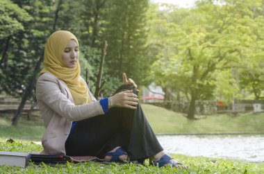 Stres ve anksiyete suratla oturan Üniversitesi öğrenci portresi