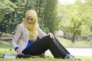 Stres ve anksiyete suratla oturan Üniversitesi öğrenci portresi