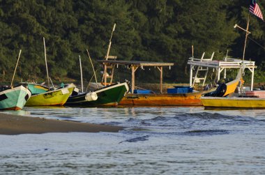 Güzel manzara, güzel deniz görünümü ve sandy beach parlak güneşli bir günde altında üzerinde demirleyen geleneksel balıkçı teknesi