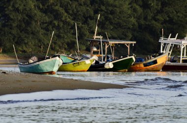Güzel manzara, güzel deniz görünümü ve sandy beach parlak güneşli bir günde altında üzerinde demirleyen geleneksel balıkçı teknesi
