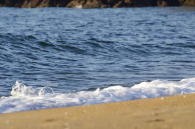 Sahilde rock isabet ederken dalga sıçramasına güzel doğa