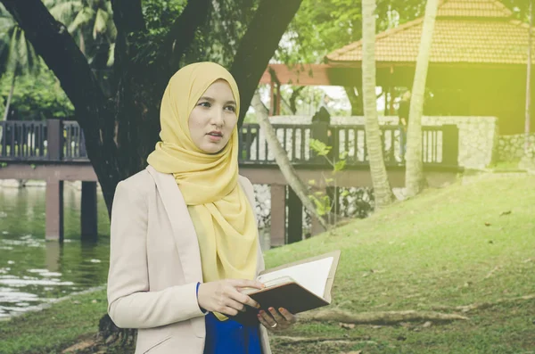 Konsep Pendidikan Wajah Tersenyum Perempuan Muslim Muda Berdiri Dan Memegang — Stok Foto