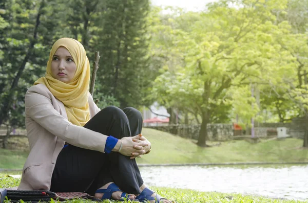 Stres ve anksiyete suratla oturan Üniversitesi öğrenci portresi