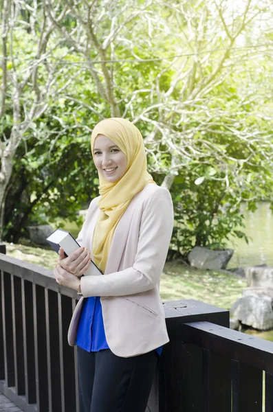 Feliz Encantadora Joven Con Hijab Pie Portátiles Parque — Foto de Stock