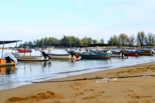 Güzel manzara, güzel deniz görünümü ve sandy beach parlak güneşli bir günde altında üzerinde demirleyen geleneksel balıkçı teknesi