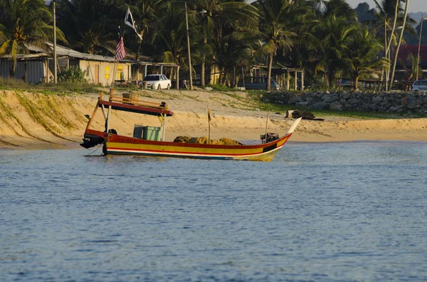 Cenário Bonito Barco Pescador Tradicional Ancorado Sobre Bela Vista Para — Fotografia de Stock