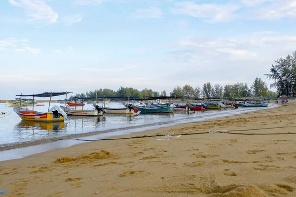 Hermoso Paisaje Barco Pescador Tradicional Amarrado Sobre Hermosas Vistas Mar — Foto de Stock