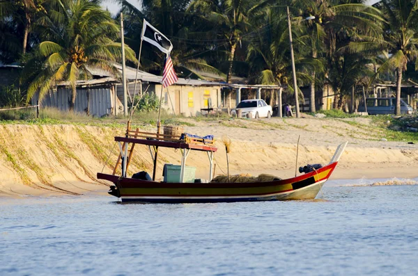 Cenário Bonito Barco Pescador Tradicional Ancorado Sobre Bela Vista Para — Fotografia de Stock