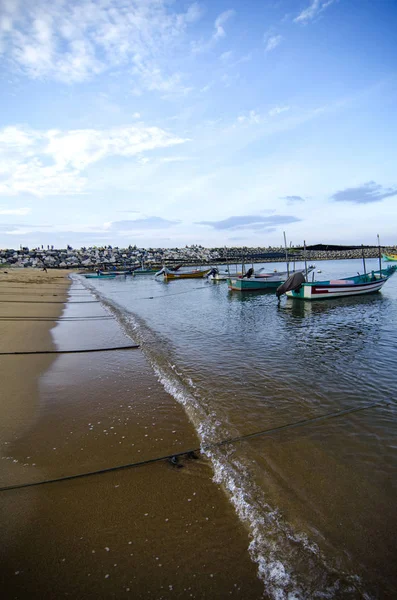 Plaj isabet güzel görünümü ve sandy beach.soft dalga deniz üzerinde güzellik doğada, geleneksel balıkçı tekne palamarla