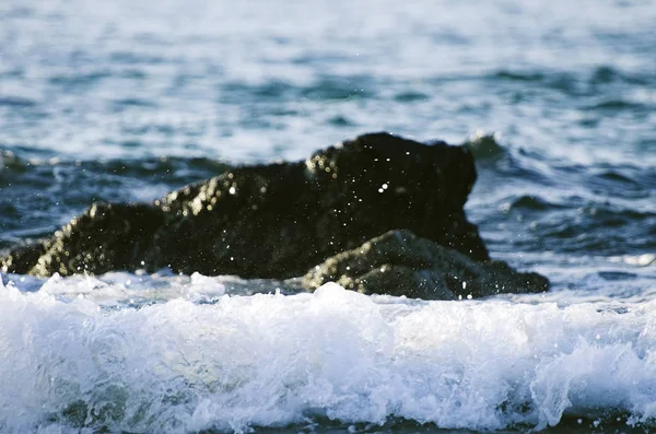 Sahilde Rock Isabet Ederken Dalga Sıçramasına Güzel Doğa — Stok fotoğraf