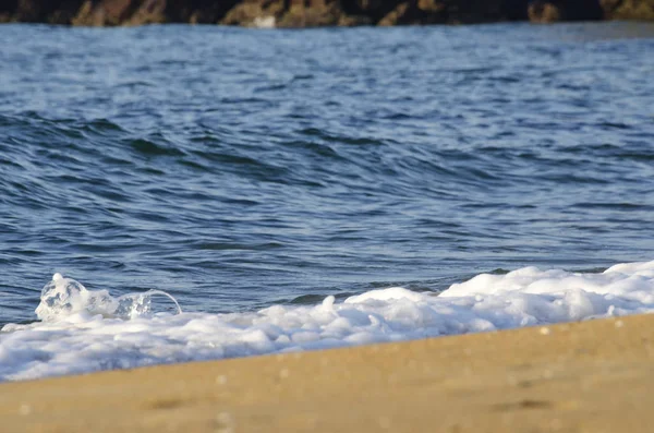 Sahilde rock isabet ederken dalga sıçramasına güzel doğa