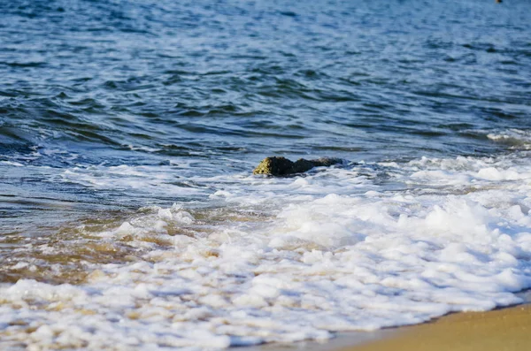 美丽的大自然 打石头的在海滩时溅波 — 图库照片