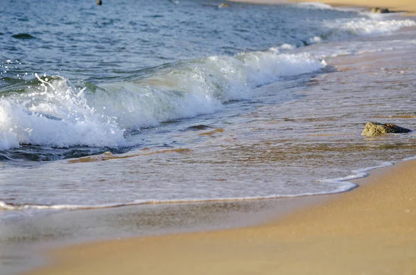 Seyahat ve tatil kavramı arka plan, güzel tropikal plaj gündoğumu deniz manzarası. Dalga yumuşak isabet kumlu plaj