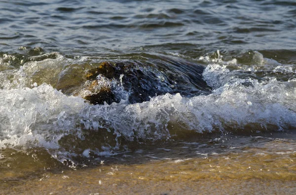 Prachtige Natuur Spatten Golf Terwijl Slaan Rots Het Strand — Stockfoto