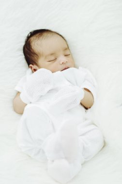 Vurdu beyaz blanket.selective odak üstünde uyuyan sevimli bebek portresi