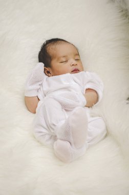 Vurdu beyaz blanket.selective odak üstünde uyuyan sevimli bebek portresi