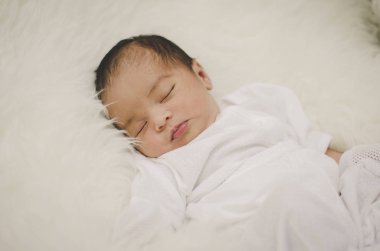 Vurdu beyaz blanket.selective odak üstünde uyuyan sevimli bebek portresi