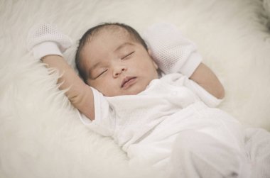 Vurdu beyaz blanket.selective odak üstünde uyuyan sevimli bebek portresi