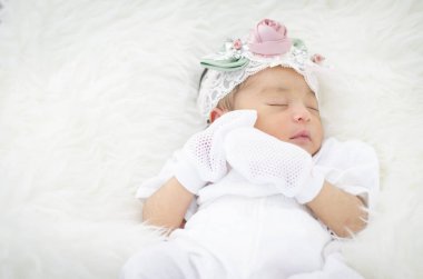 Vurdu beyaz blanket.selective odak üstünde uyuyan sevimli bebek portresi