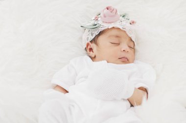 Vurdu beyaz blanket.selective odak üstünde uyuyan sevimli bebek portresi
