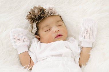 Vurdu beyaz blanket.selective odak üstünde uyuyan sevimli bebek portresi