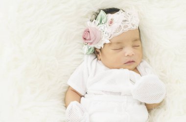 Vurdu beyaz blanket.selective odak üstünde uyuyan sevimli bebek portresi