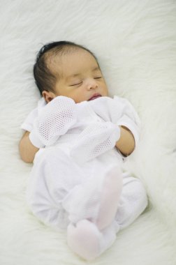 Vurdu beyaz blanket.selective odak üstünde uyuyan sevimli bebek portresi