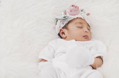 Vurdu beyaz blanket.selective odak üstünde uyuyan sevimli bebek portresi