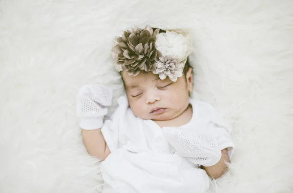 Aranyos Újszülött Csecsemő Alvás Fehér Blanket Selective Fókusz Lövés Portréja — Stock Fotó