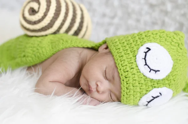 Blanket Selective フォーカス撮影で寝ているニット カタツムリ衣装で甘いの生まれたばかりの赤ちゃんの肖像画 ストックフォト
