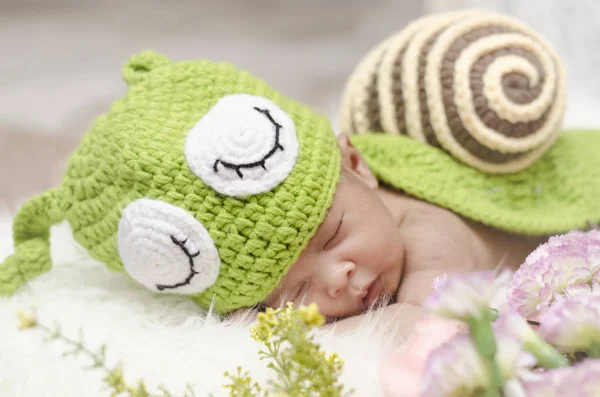 Blanket Selective フォーカス撮影で寝ているニット カタツムリ衣装で甘いの生まれたばかりの赤ちゃんの肖像画 ストック画像