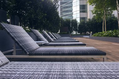 seyahat ve tatil kavramı için ideal havuzu güneşlenme sandalyeleri yakınındaki.