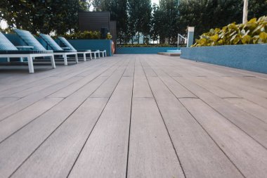 seyahat ve tatil kavramı için ideal havuzu güneşlenme sandalyeleri yakınındaki.