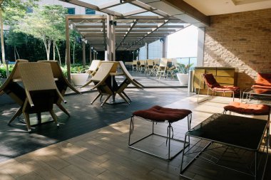 sandalye ve masa yan havuzun seyahat ve tatil concept.bright güneşli gün ve ahşap platform üzerine gölge için ideal oteller