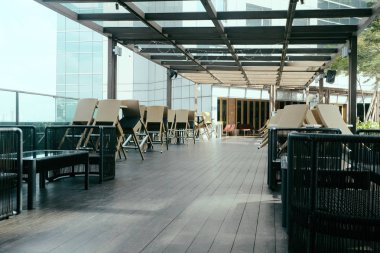 sandalye ve masa yan havuzun seyahat ve tatil concept.bright güneşli gün ve ahşap platform üzerine gölge için ideal oteller