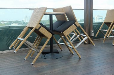 sandalye ve masa yan havuzun seyahat ve tatil kavramı için ideal oteller