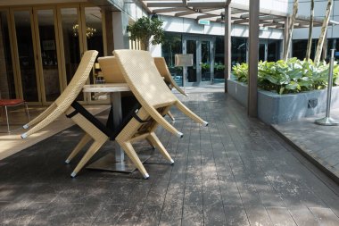 sandalye ve masa yan havuzun seyahat ve tatil concept.bright güneşli gün ve ahşap platform üzerine gölge için ideal oteller