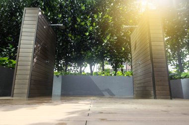 Duş alan Yüzme Havuzu girmeden önce havuz kenarında