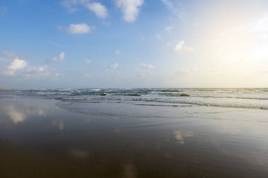 minimalist sahne seaview. Sunrise beach arka plan yansıması ile. 