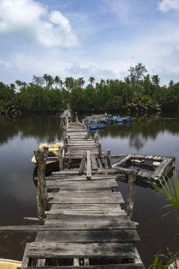 manzara nehir geçiş terk ahşap iskelesi. parlak güneşli bir günde ve bulutlu gökyüzü
