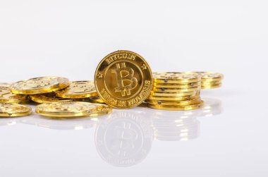 Dünya çapında cryptocurrency, beyaz zemin üzerine altın Bitcoin büyük yığın fiziksel sürümü için kavramsal görüntü
