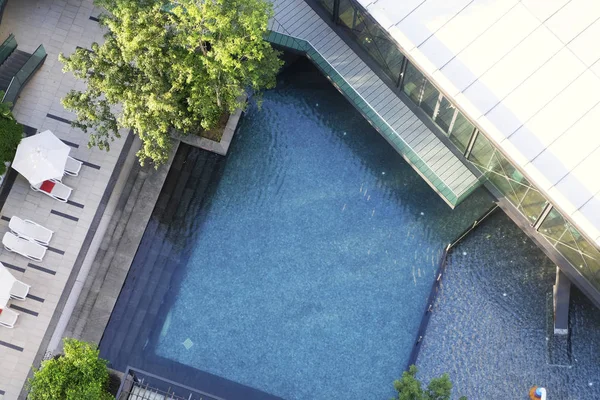 Vista Aérea Piscina Casa Área Subúrbio Residencial Rodeado Por Jardim — Fotografia de Stock