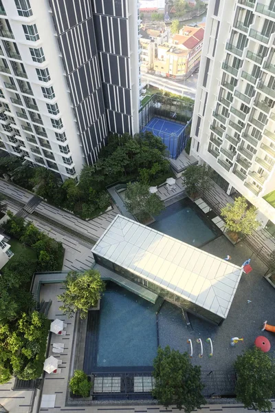 Vista Aérea Piscina Casa Área Subúrbio Residencial Rodeado Por Jardim — Fotografia de Stock