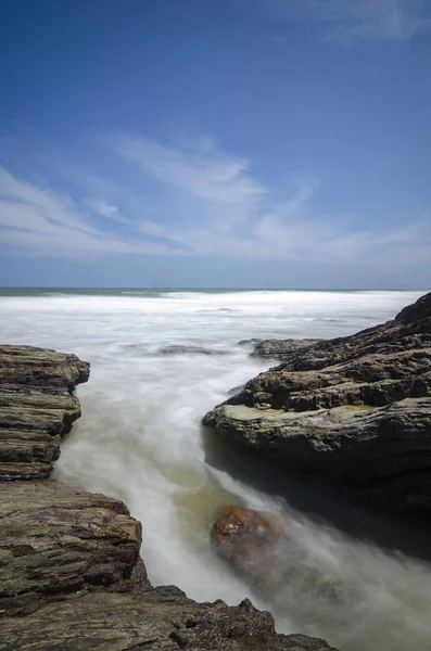 Selvaggia Isola Tropicale Rocciosa Riva Del Mare Sotto Luminosa Giornata — Foto Stock