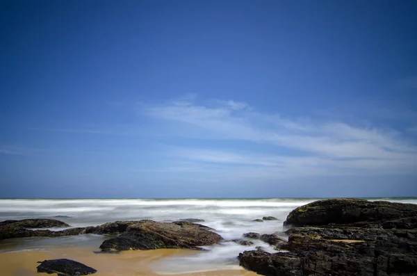 Isla Tropical Salvaje Costa Rocosa Del Mar Bajo Día Soleado — Foto de Stock