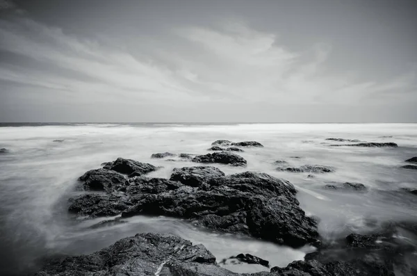 Černý Bílý Obraz Idylické Tropický Ostrov Scenérie Soft Vlny Skálu — Stock fotografie