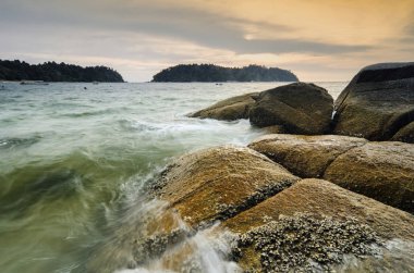 Güzel deniz görünümü peyzaj tropikal island.soft dalga kıyı isabet